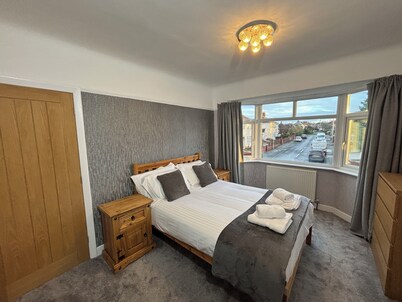 Perfect 3-bedroom house in nice Litherland for your stay