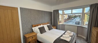 Perfect 3-bedroom house in nice Litherland for your stay