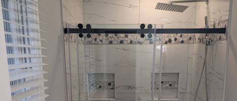 Douche, bidet, serviettes fournies, savon