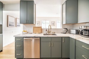 Fridge, microwave, oven, stovetop - Walkable Modern Elegance, Quiet & Fun Backyard (Mill Valley)