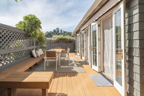 Outdoor dining - Walkable Modern Elegance, Quiet & Fun Backyard (Mill Valley)