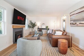 TV, fireplace - Walkable Modern Elegance, Quiet & Fun Backyard (Mill Valley)