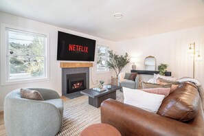 TV, fireplace - Walkable Modern Elegance, Quiet & Fun Backyard (Mill Valley)