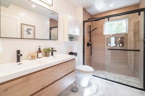 Hair dryer, towels - Walkable Modern Elegance, Quiet & Fun Backyard (Mill Valley)