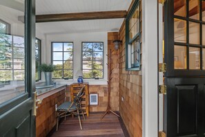 Interior - Very Charming 1-bedroom apartment near downtown and beaches (Newport)