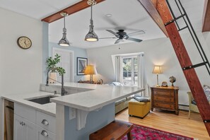 Interior - Very Charming 1-bedroom apartment near downtown and beaches (Newport)