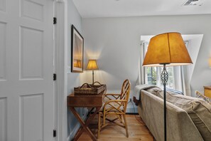 Interior - Very Charming 1-bedroom apartment near downtown and beaches (Newport)