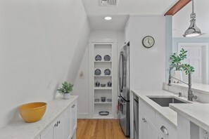 Private kitchen - Very Charming 1-bedroom apartment near downtown and beaches (Newport)