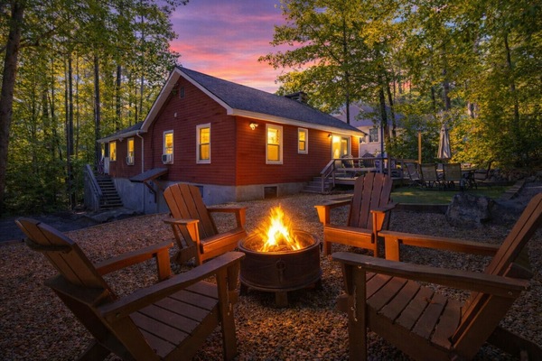 Red Cottage Retreat: Fire Pit Nights & Lakeside Memories.
