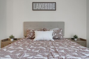 3 bedrooms, iron/ironing board, WiFi, bed sheets - Modern Retreat w Pool - Mins to Lake Winni (Laconia)