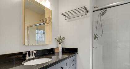 Modern Retreat w Pool - Mins to Lake Winni