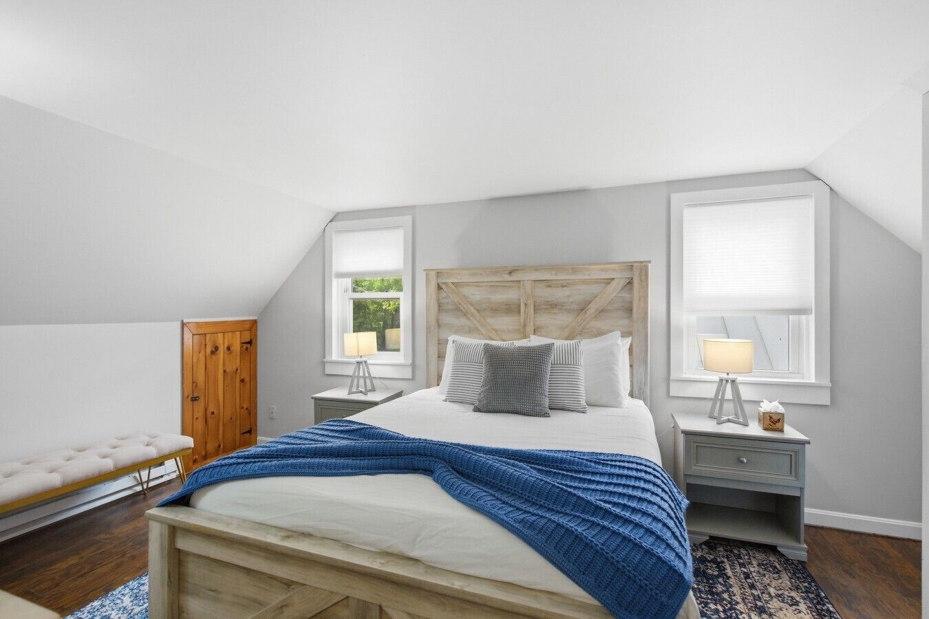 4 bedrooms, desk, WiFi, bed sheets