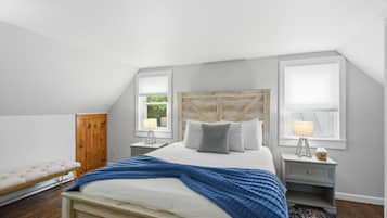 4 bedrooms, desk, WiFi, bed sheets