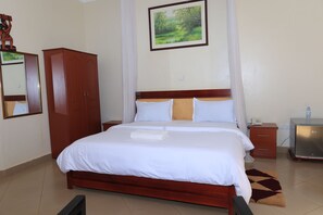 Yhden hengen perushuone, näköala puutarhaan