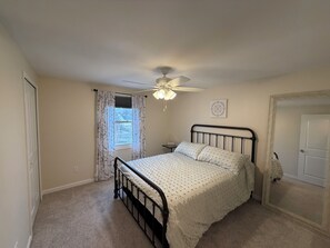 3 bedrooms, free WiFi, bed sheets - Updated 3 Bedroom Home in Clay (Clay)