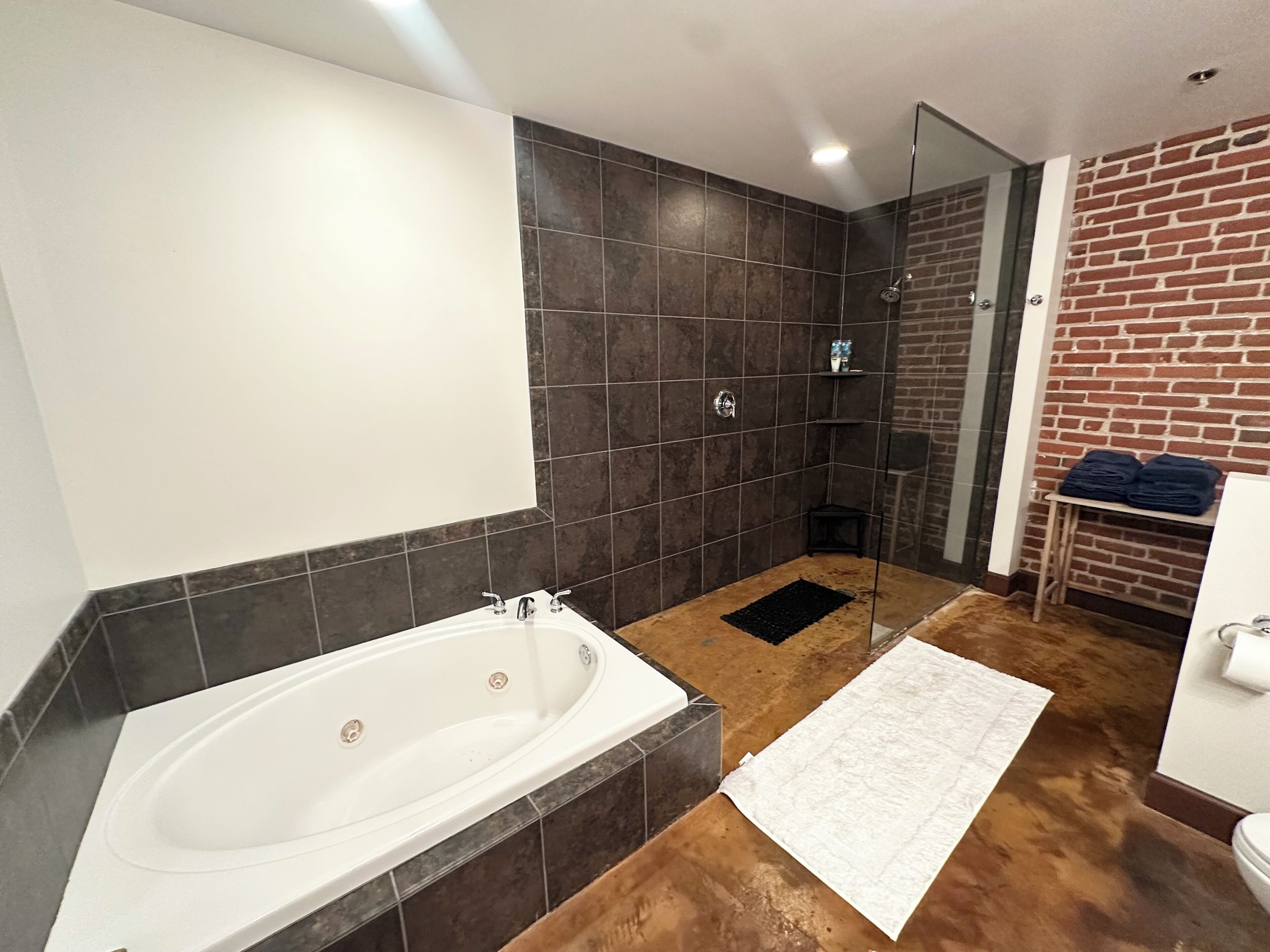 Baignoire à remous, séchoir à cheveux, serviettes fournies