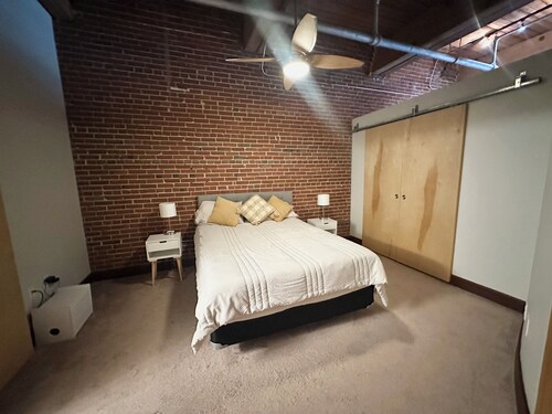 Fantastic 2-bedroom condo with private Balcony