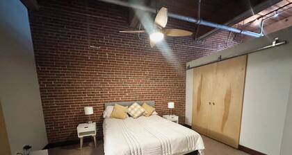 Fantastic 2-bedroom condo with private Balcony