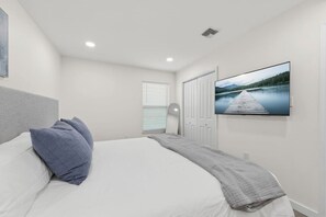 Tabla de planchar con plancha, wifi y ropa de cama 