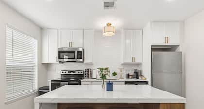 Poydras Inn-Cajun Luxury-Fast WiFi-Brand New