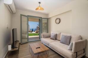 Deluxe Suite, Sea View | Living area