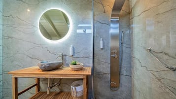 Alloggio Deluxe su due livelli, balcone, vista mare | Bagno | Doccia, doccia idromassaggio, asciugacapelli, accappatoio