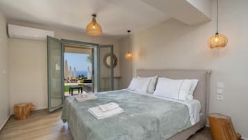 Suite Deluxe, vista mare | Biancheria da letto di alta qualità, copriletto in piuma