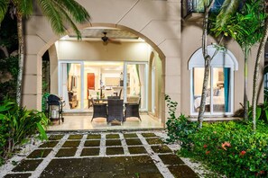 Outdoor dining - Beautiful Condo in the Hotel Tamarindo Diria Beach Resort (Tamarindo)