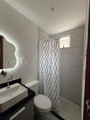 Douche, serviettes fournies, papier toilette