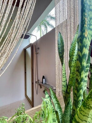 Shower, hair dryer, towels, soap - Private Bungalow in Manuel Antonio A/C & Gated Parking (Quepos)