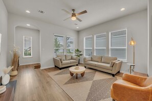 Smart TV, books, computer monitors - Mid-Term Specialist: 3BR Round Rock Home for Corporate, Relocation & Insurance!! (Round Rock)