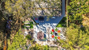 Vue aérienne d’une propriété dotée d’un patio, d’un espace salon extérieur et d’un petit jardin.