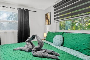 3 slaapkamers, een strijkplank/strijkijzer, gratis wifi, beddengoed