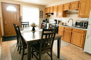 Fridge, microwave, oven, stovetop - 3 bedroom Townhome in West Yellowstone, perfect for families!!! (West Yellowstone)