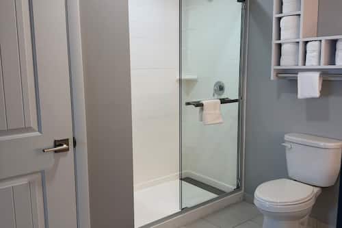 Deluxe Villa, Balcony, Harbor View | Bathroom | Hair dryer, towels