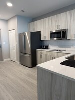 Refrigerador con freezer, microondas, placa de cocina, lavavajillas
