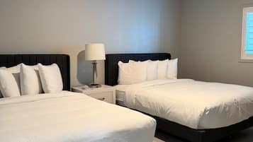 Villa Deluxe, balcone, vista porto | Ferro/asse da stiro, Wi-Fi gratuito, lenzuola