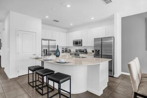 Private kitchen - GAME ROOM/ PRIVATE POOL/SPA  8-bedroom house (Kissimmee)