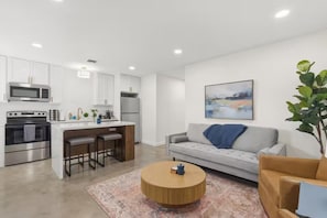 Luxury House, 2 Bedrooms, Non Smoking, Kitchen | Living area | Smart TV - Esplanade Inn (Lafayette)