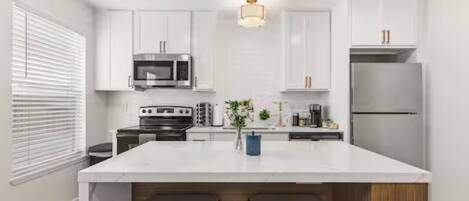 Casa de lujo, 2 habitaciones, para no fumadores, cocina | Cocina privada | Refrigerador con congelador, microondas, horno y parrilla de estufa