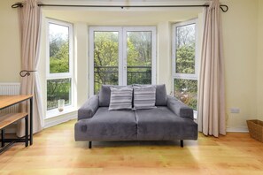 Smart TV - Stylish 2Bed Flat-Free Parking & Bay + City Access (Cardiff)
