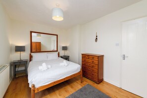 Room - Stylish 2Bed Flat-Free Parking & Bay + City Access (Cardiff)