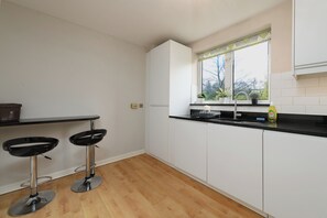 Private kitchen - Stylish 2Bed Flat-Free Parking & Bay + City Access (Cardiff)