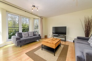 Living area - Stylish 2Bed Flat-Free Parking & Bay + City Access (Cardiff)