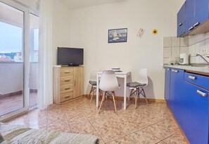 Dining - No.:3 - 2+1 pers. Apartments in a quiet residential area, close to the beach (Vodice)
