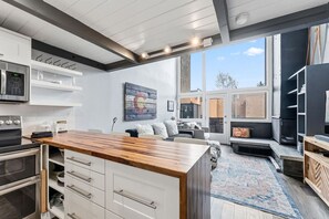 Private kitchen - Sandstone Vail Condo – Slopes & Shops Nearby (Vail)