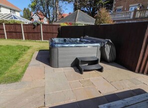 Outdoor spa tub - Close to the beach perfect family get away (Rhos on Sea)
