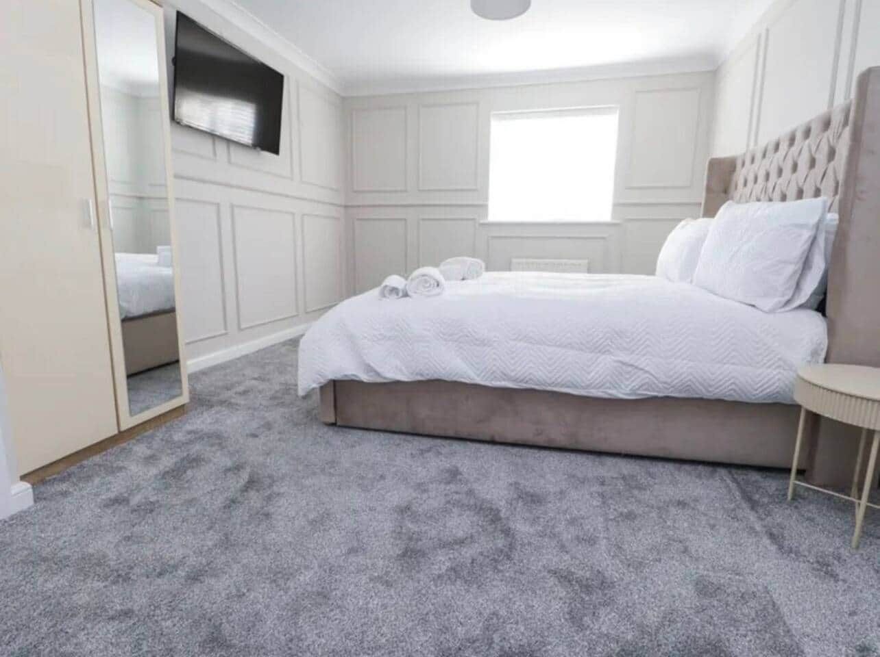 Iron/ironing board, WiFi, bed sheets