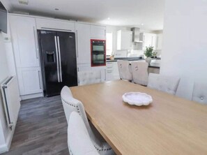 Dining - Close to the beach perfect family get away (Rhos on Sea)