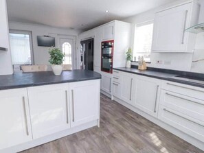 Fridge, microwave, oven, dishwasher - Close to the beach perfect family get away (Rhos on Sea)
